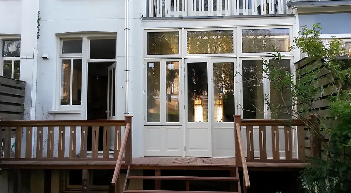  kozijn pui met naar buiten draaiende dubbele ramen & deuren en een zeer stijlvolle veranda Amsterdam 