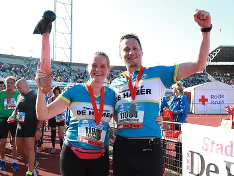 Timmerbedrijf De Hamer is sponsor van marathonloper Elke en lange-afstandloper Jeroen