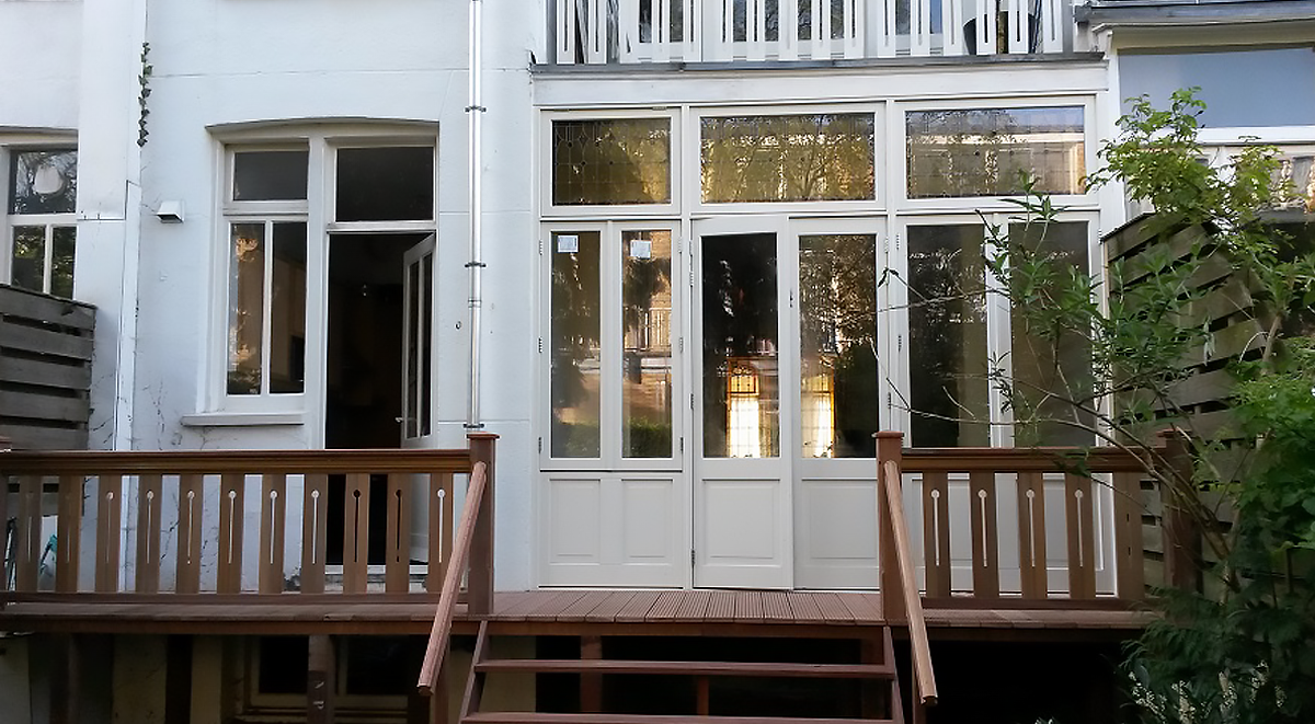  kozijn pui met naar buiten draaiende dubbele ramen & deuren en een zeer stijlvolle veranda Amsterdam 